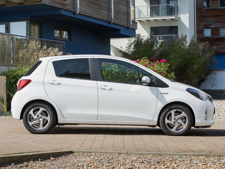  Toyota Yaris Hybrid 2014 года  (UK) (фото 8 из 10)